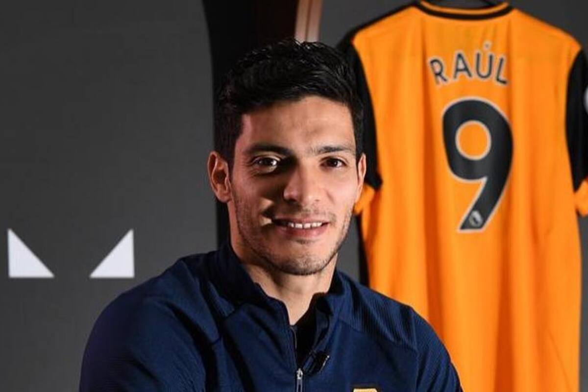 Grupo festeja renovación de Jiménez con el Wolverhampton con composición en su honor