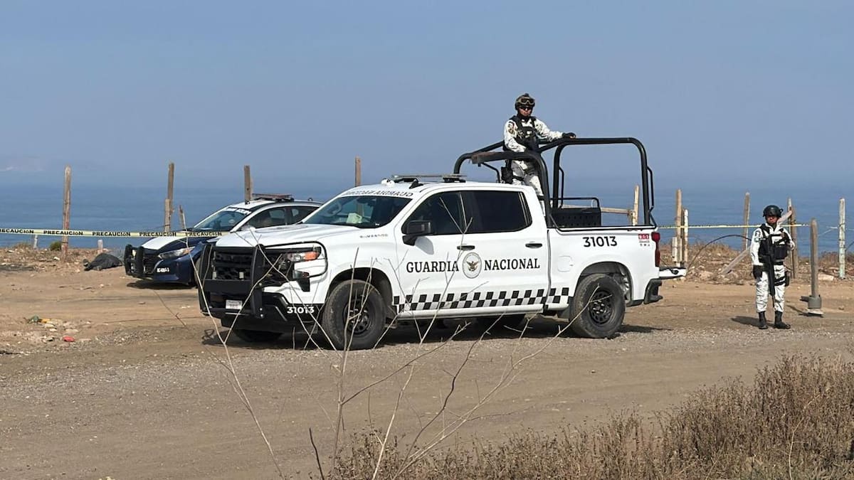 La víctima fue encontrada la mañana de este martes sobre la vía pública. Autoridades estatales y federales acudieron al lugar para iniciar las investigaciones; no se localizaron indicios balísticos ni hubo detenidos. Foto: Border Zoom.