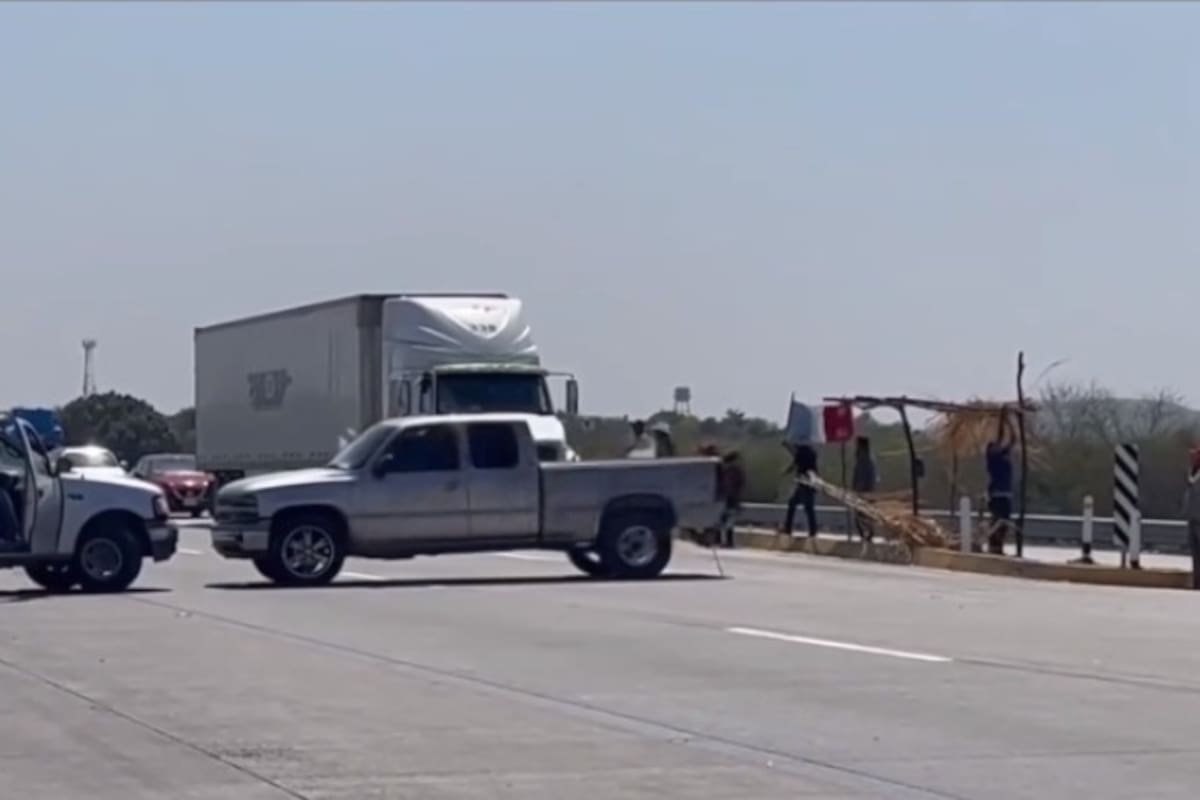 Por falta de agua en sus comunidades, yaquis bloquean Carretera Federal México 15