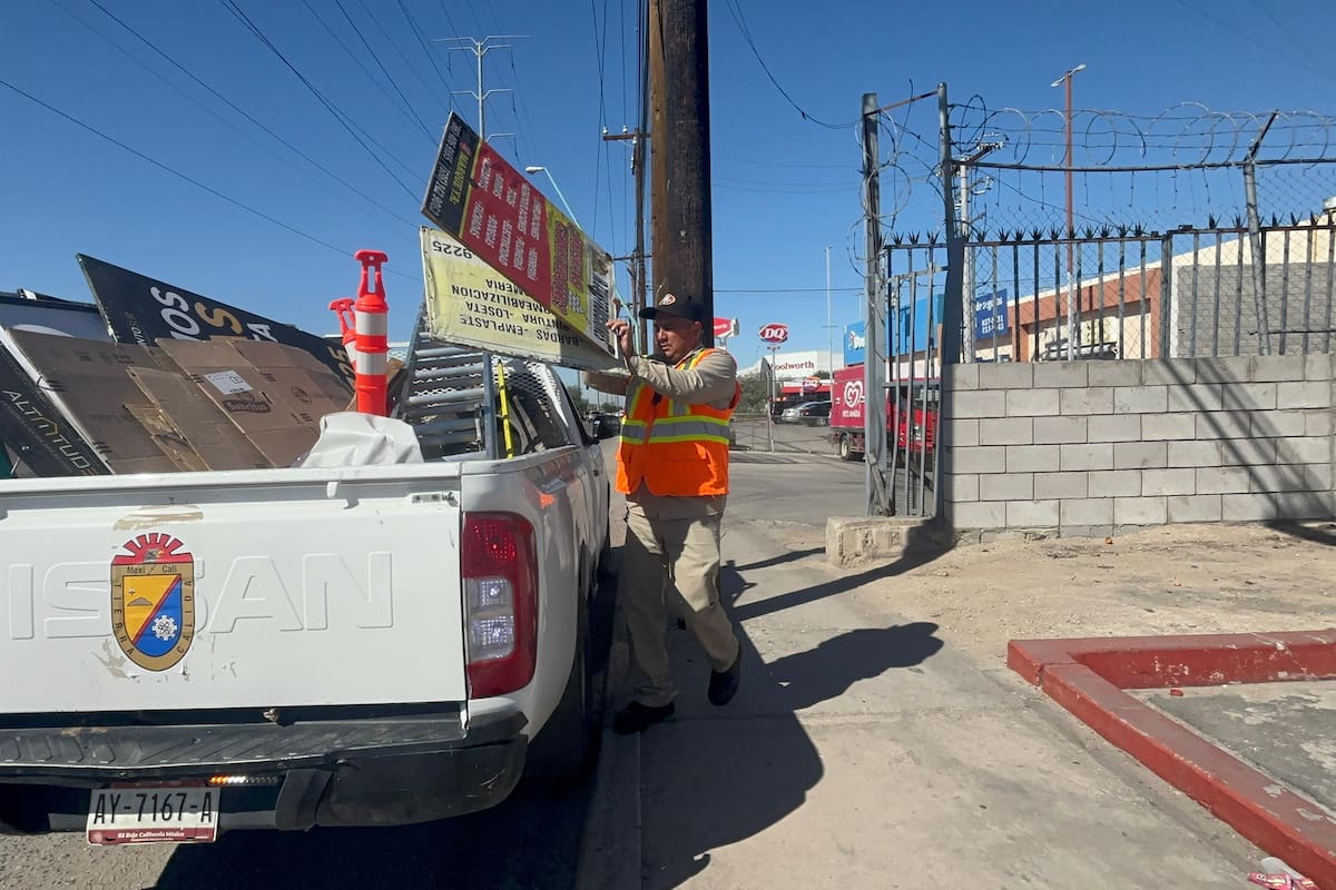 Removerán letreros irregulares de la vía pública