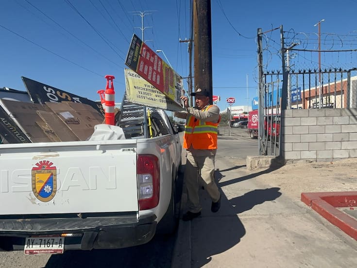Removerán letreros irregulares de la vía pública
