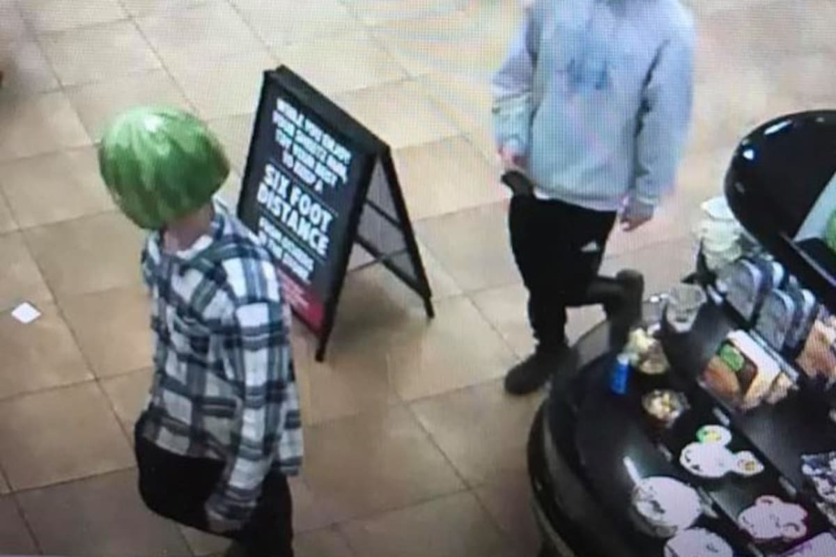 Dos ladrones utilizan sandías en la cabeza mientras roban en unos almacenes