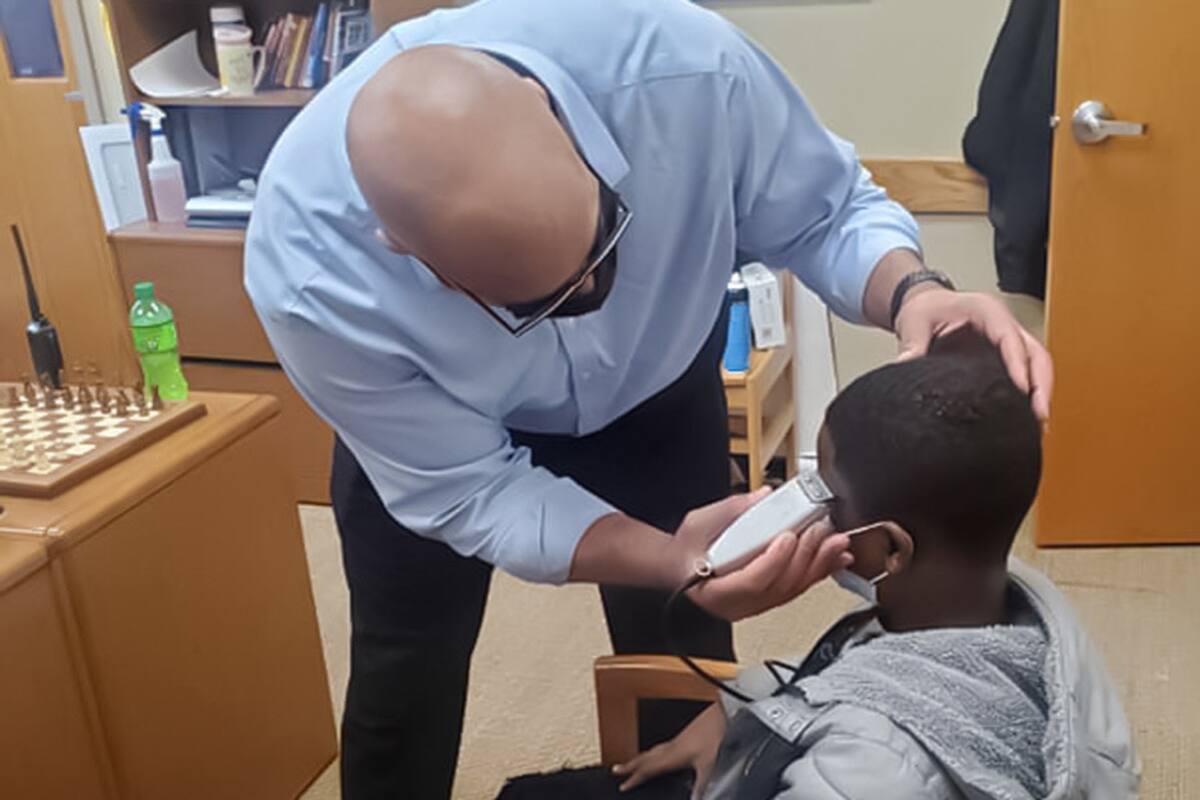 Director hace un corte de cabello a estudiante que no quería entrar a clases por su apariencia