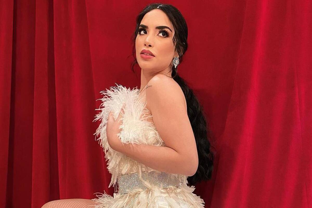 Kimberly Loaiza posa sensual frente a vehículo deportivo