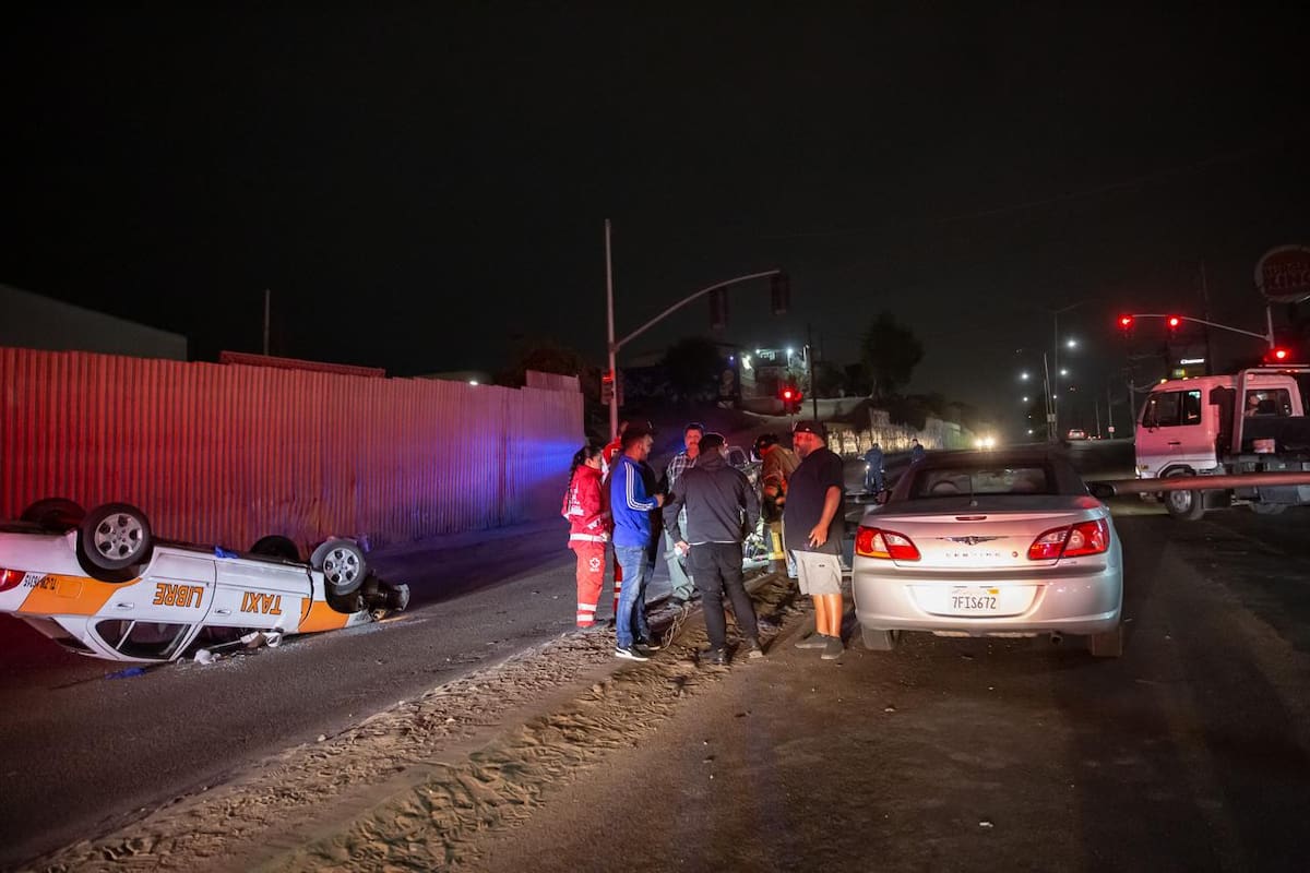 Un taxi en estado de ebriedad colisionó contra un poste que cayó sobre un vehículo detenido, dejando daños y un lesionado. Foto: Border Zoom