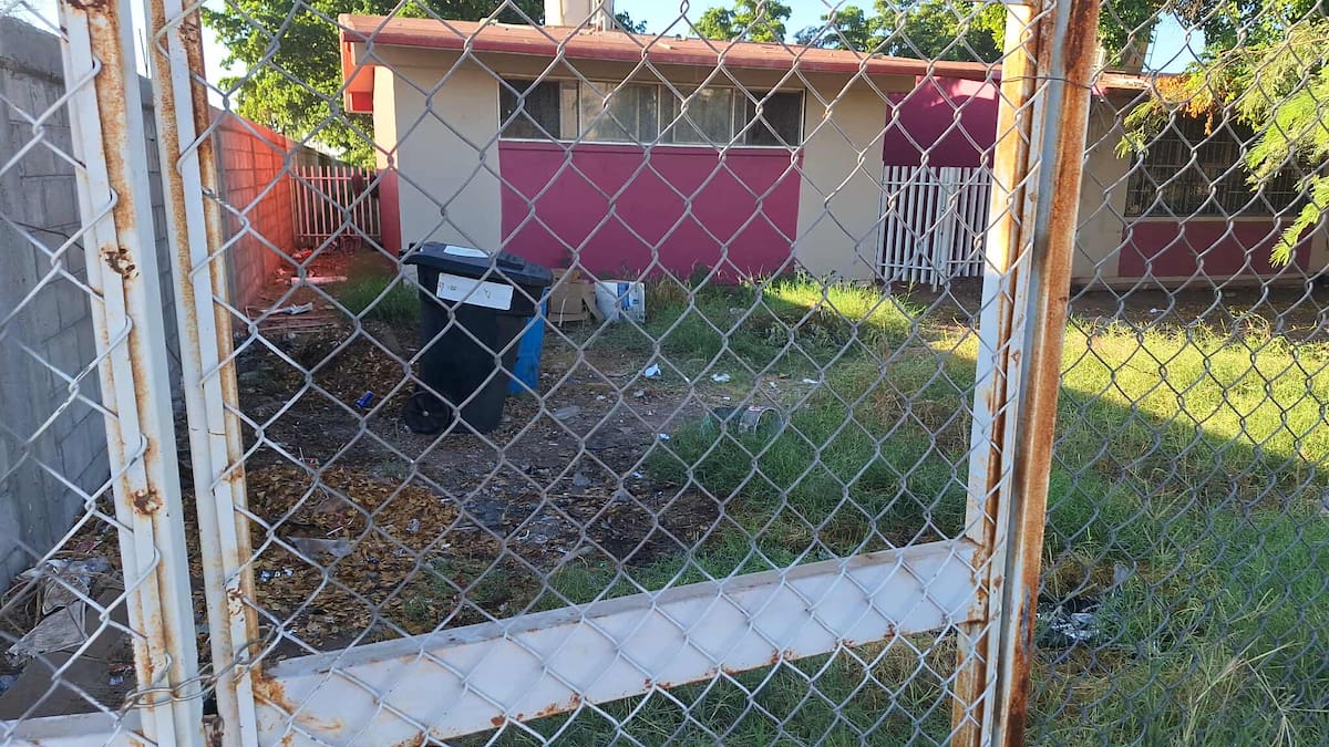 Padres de familia cierran primaria; Exigen limpieza de terrenos por casos de dengue