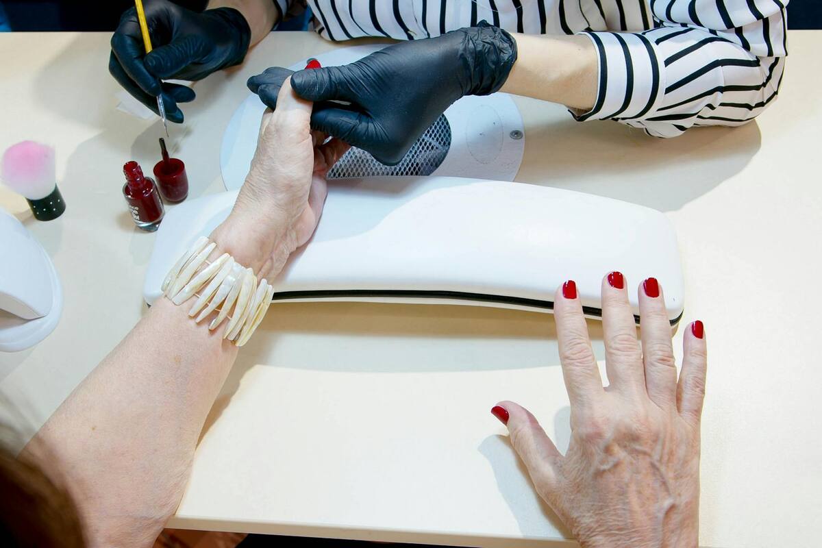 Mujer se contagia de herpes luego de hacerse las uñas