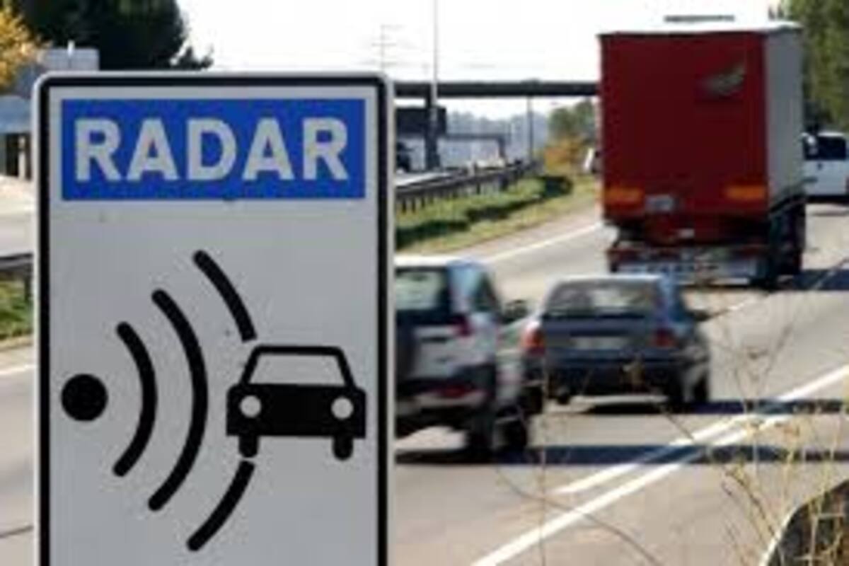 Multan a una mujer por conducir a más de 700 km/h con un sedán económico