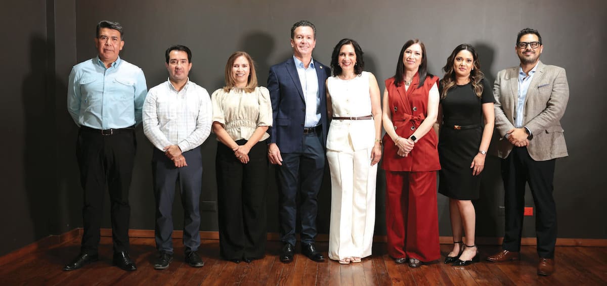 El equipo directivo de Grupo Healy, Alberto Hidalgo Maldonado, gerente de Producción; Carlos Félix Pompa,
gerente de Innovación; Lourdes Lugo Zazueta, directora editorial; Juan Fernando Healy Loera, presidente del
Consejo de Administración, y su esposa Ana Edith Campuzano de Healy; Mireille Sánchez Ibarra, gerente de Administración y Finanzas; Carmen Avilés Murrieta, gerente de Circulación y Recursos Humanos, y Christian
García-Travesi y Carstensen, director comercial.