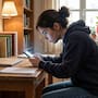 La mala postura al usar el celular puede causar el síndrome del cuello de texto