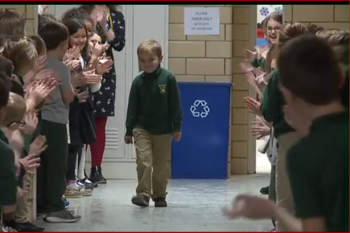 Niño de 6 años vence al cáncer, los compañeros de clase lo celebran con gran ovación