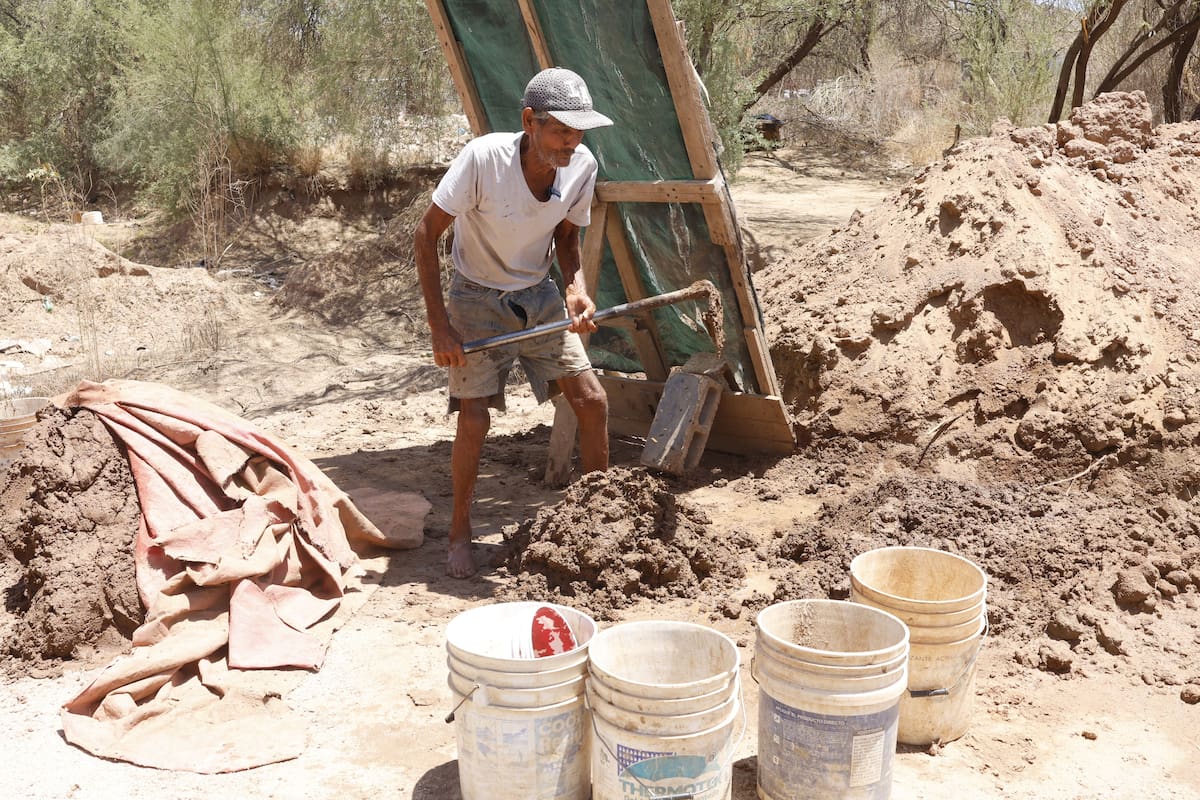 Miguel Ángel Díaz, de 72 años, lleva 50 años en el oficial de la elaboración de ladrillos. | Crédito: Teodoro Borbón (GH)