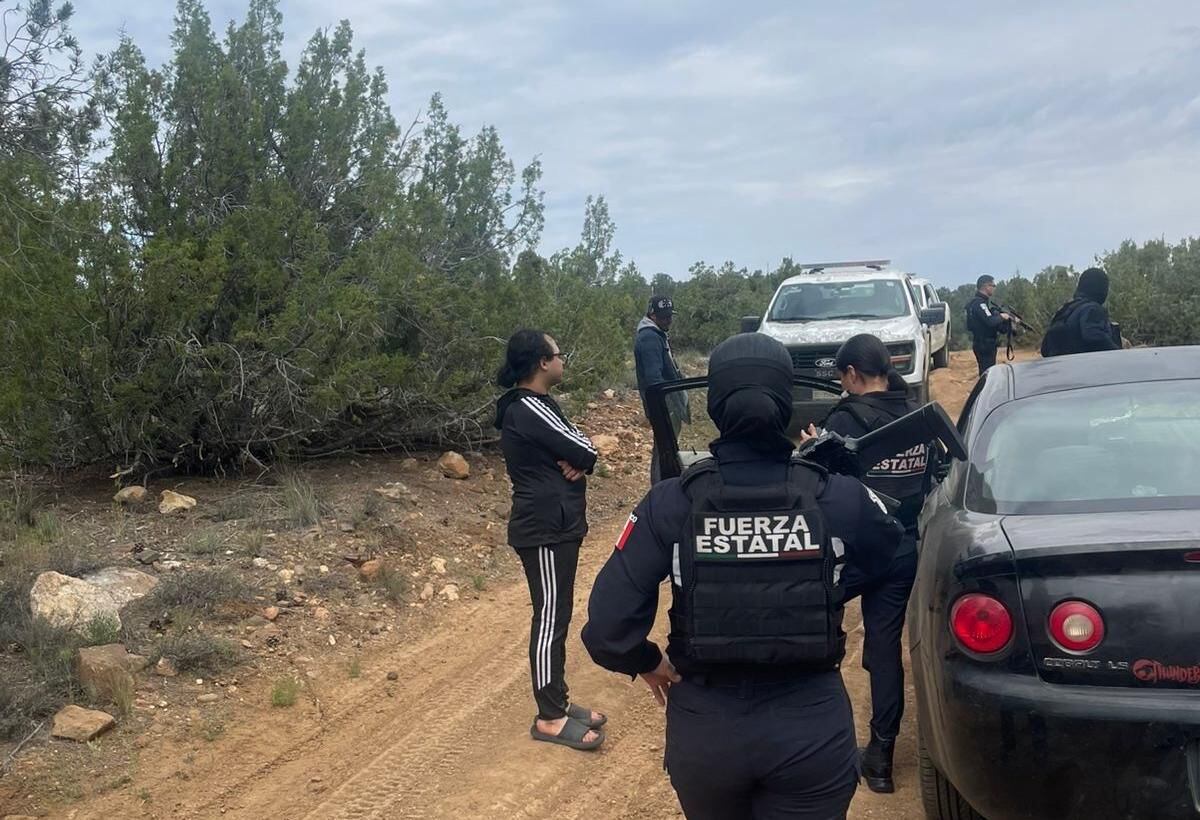 La pareja viajaba en un automóvil, que presentó una falla mecánica, impidiéndoles salir del área. Foto: Cortesía
