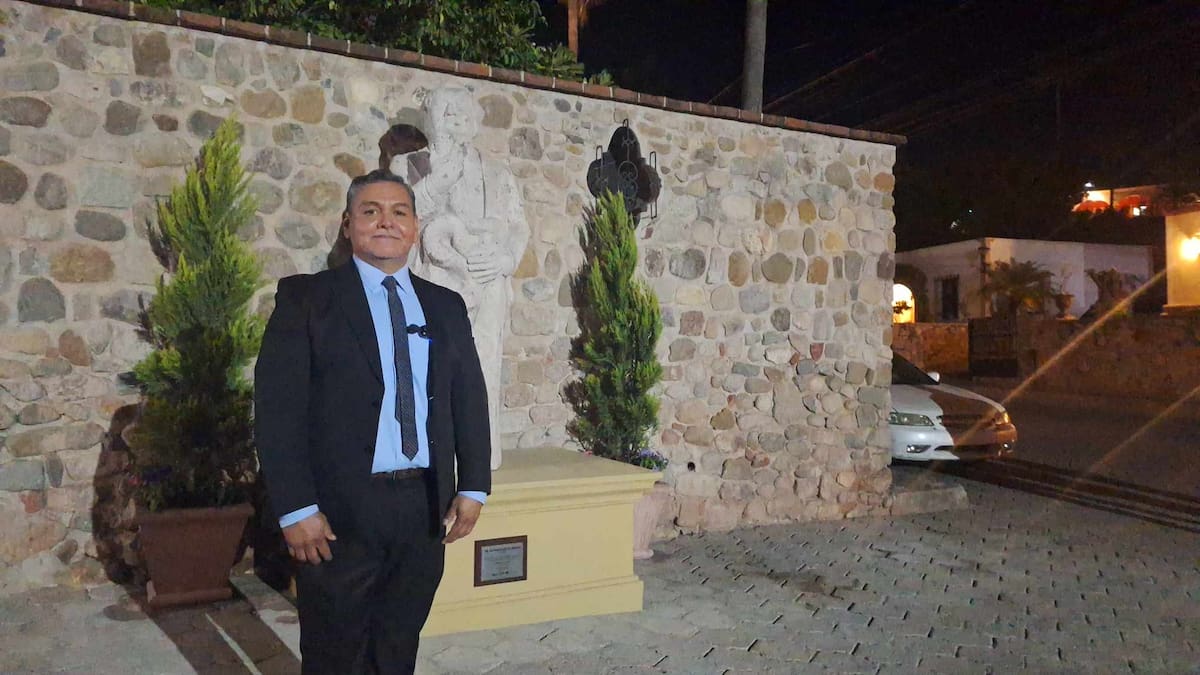 Darío Ruiz, junto a su escultura de Alfonso Ortiz Tirado, se enorgullece de haber captado la esencia del artista. | Foto: cortesía