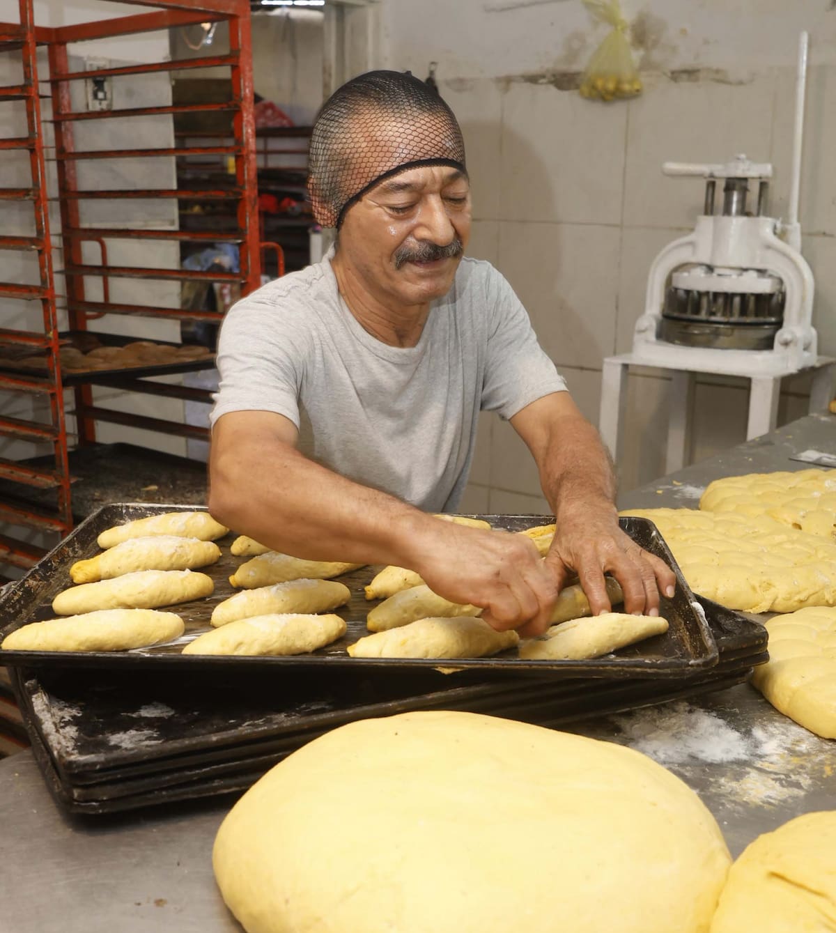 Raymundo Ornelas Montoya, de 58 años, trabaja en la panadería Los Canelas, lugar que cuenta con cuatro décadas en la colonia Balderrama. FOTO: TEODORO BORBÓN