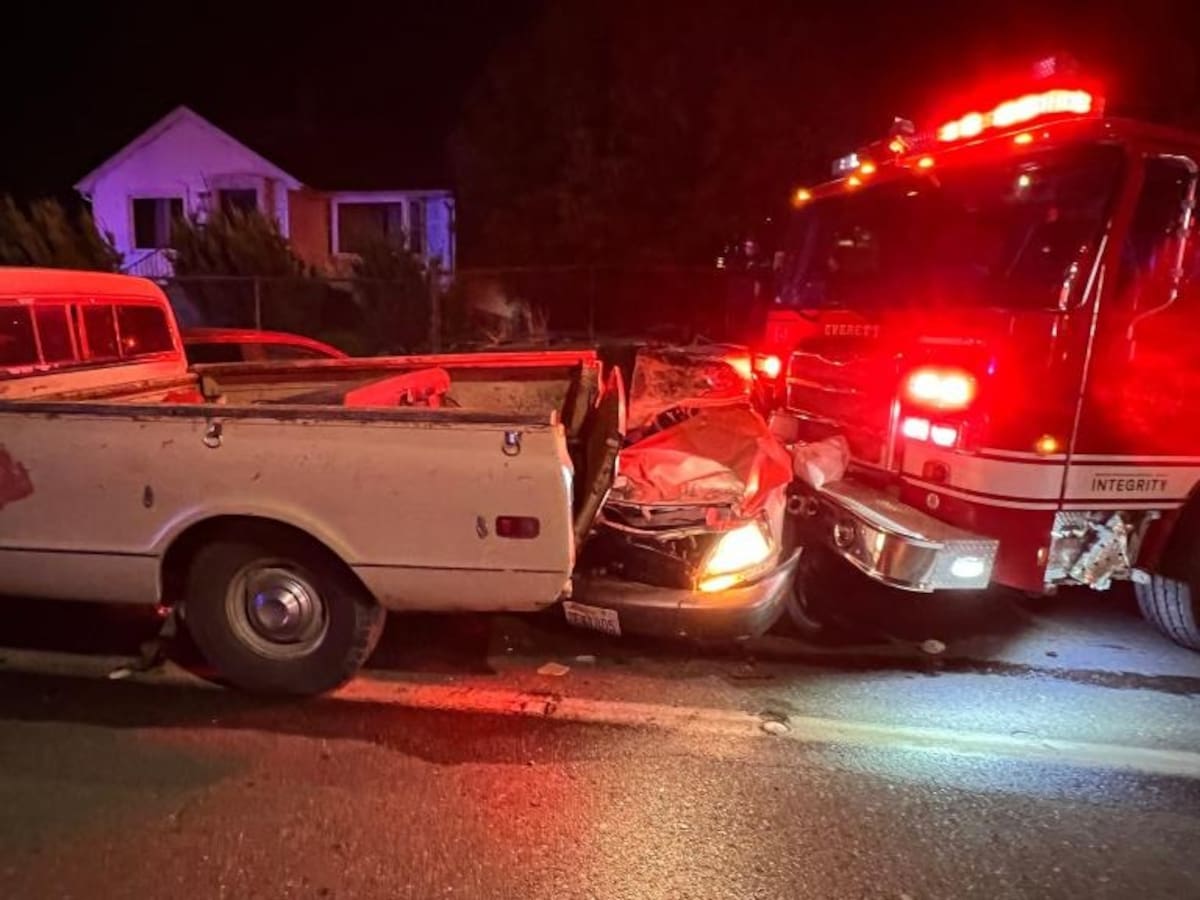 Hombre roba camión de bomberos y lo estrella contra 16 autos estacionados / Departamento de Bomberos de Everett.