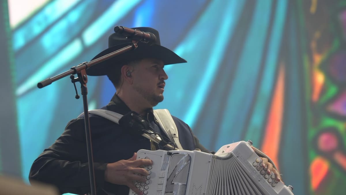 El cantante de regional mexicano Edén Muñoz debutó en el festival de Rosarito, donde interpretó algunos de sus éxitos y destacó la identidad mexicana. Foto: Roberto Delgado.
