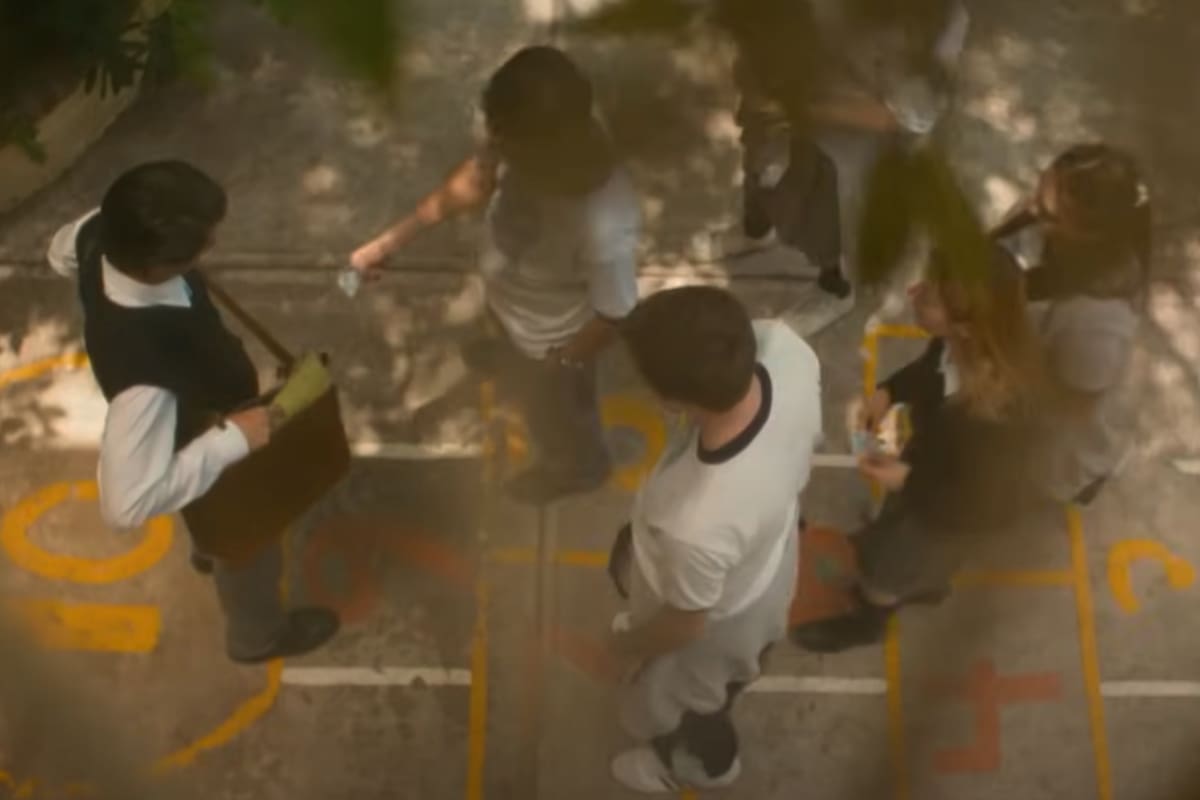 Cinco “nerds” de prepa con un negocio clandestino te invitan a un viaje nostálgico al México de los 90 con esta hermosa serie de Prime Video: ¡No te la pierdas!