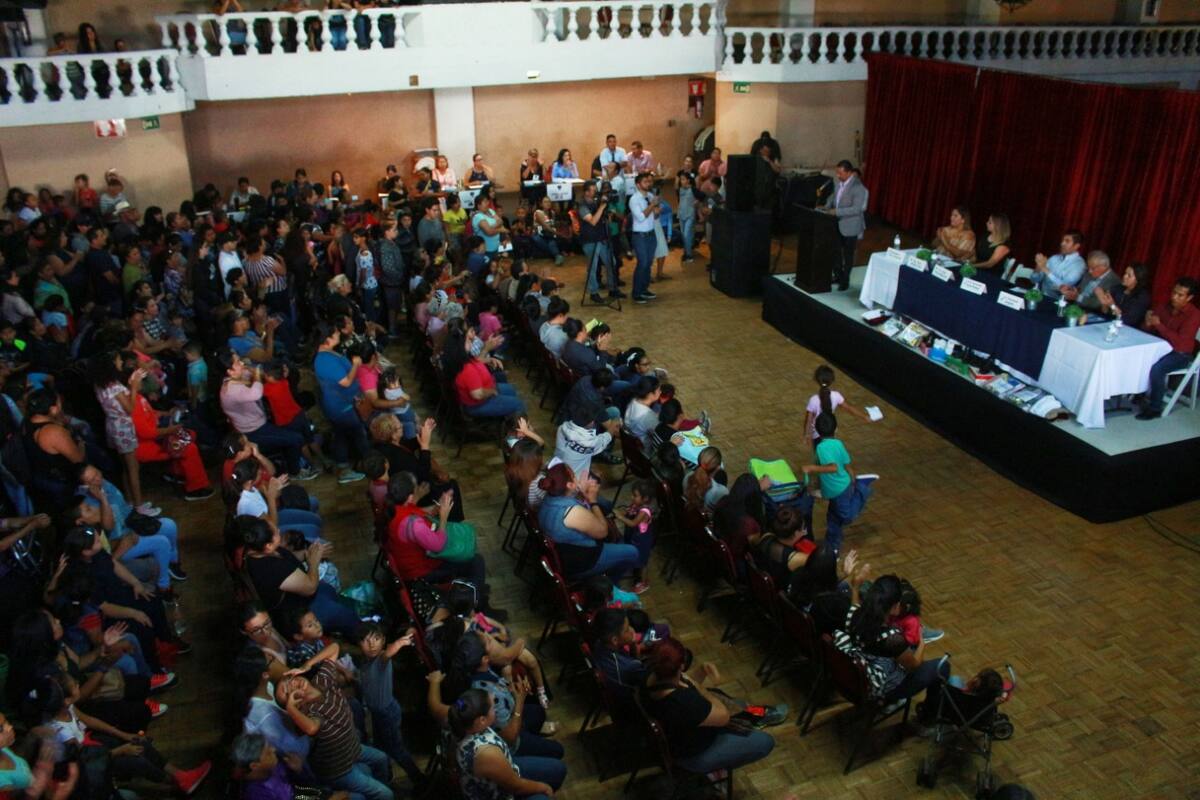 Apoyan a mil niños con uniformes, zapatos y útiles escolares