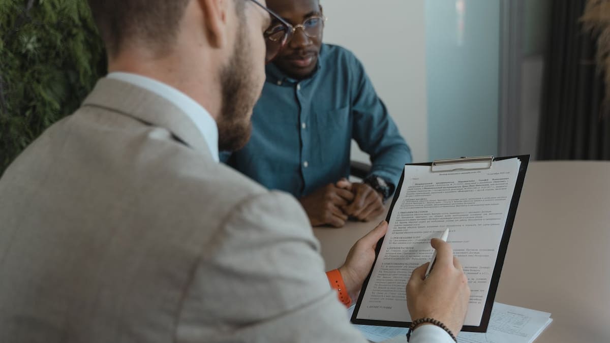 La IA ya decide quién avanza en una vacante: Así debes adaptar tu currículum para superar los filtros automáticos