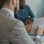 La IA ya decide quién avanza en una vacante: Así debes adaptar tu currículum para superar los filtros automáticos