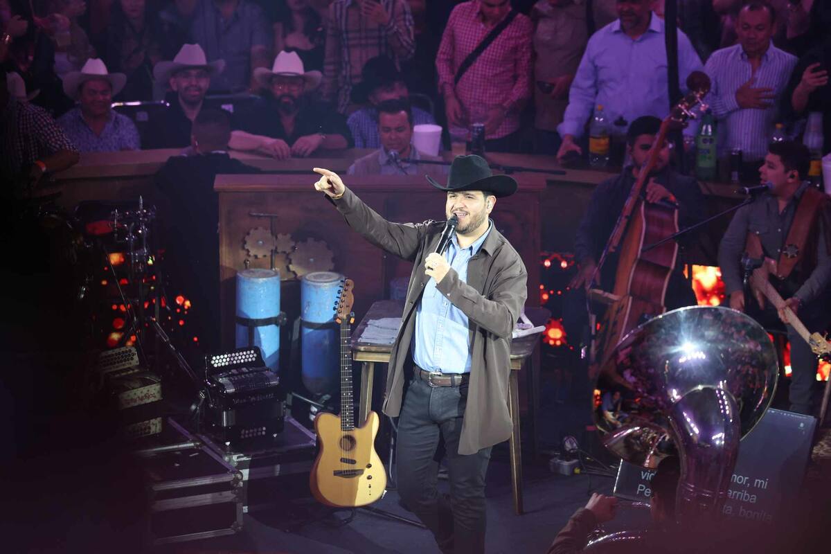 ExpoGan: Edén Muñoz llena de romance la noche durante su presentación en el Palenque