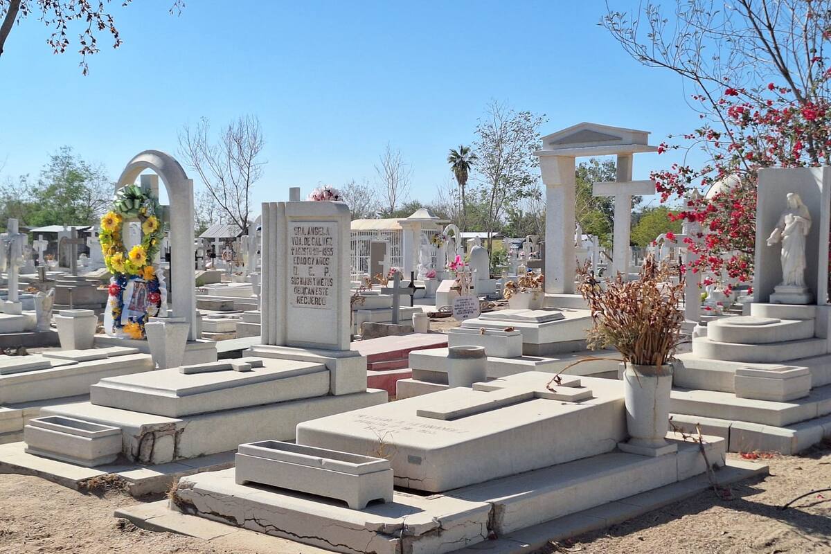 Familias hermosillenses acuden a panteones en Navidad para recordar y honrar a sus seres queridos