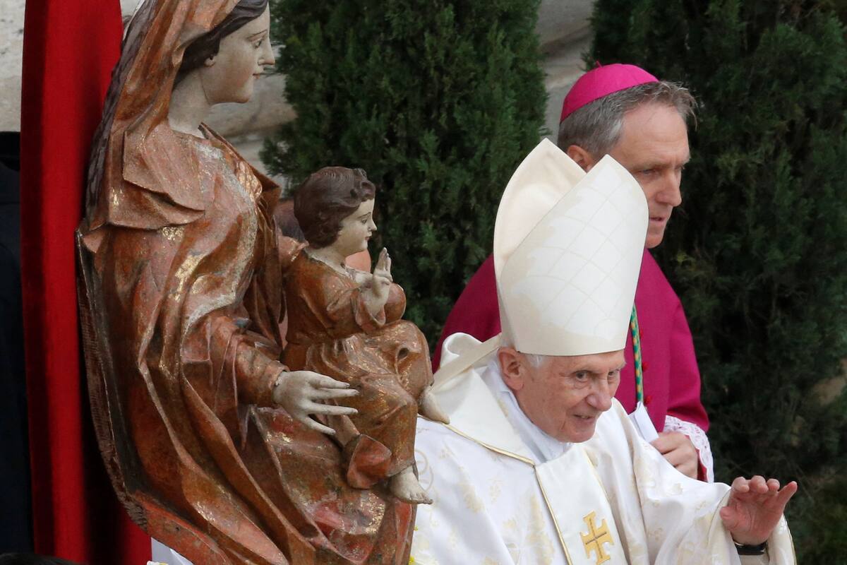 Macron: Benedicto XVI trabajó "por un mundo más fraternal"
