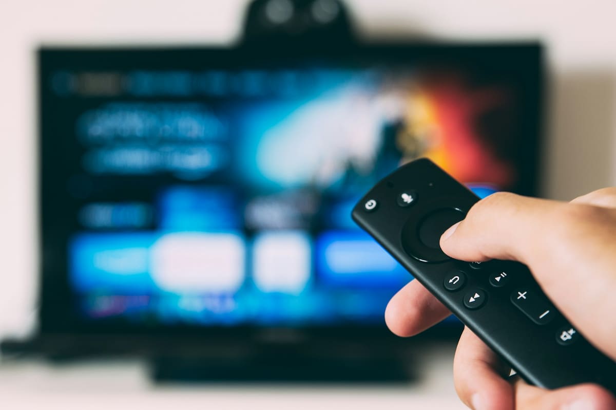 Los controles remotos universales, permiten configurarlos para diferentes equipos, mediante varios métodos. | Foto: Unsplash
