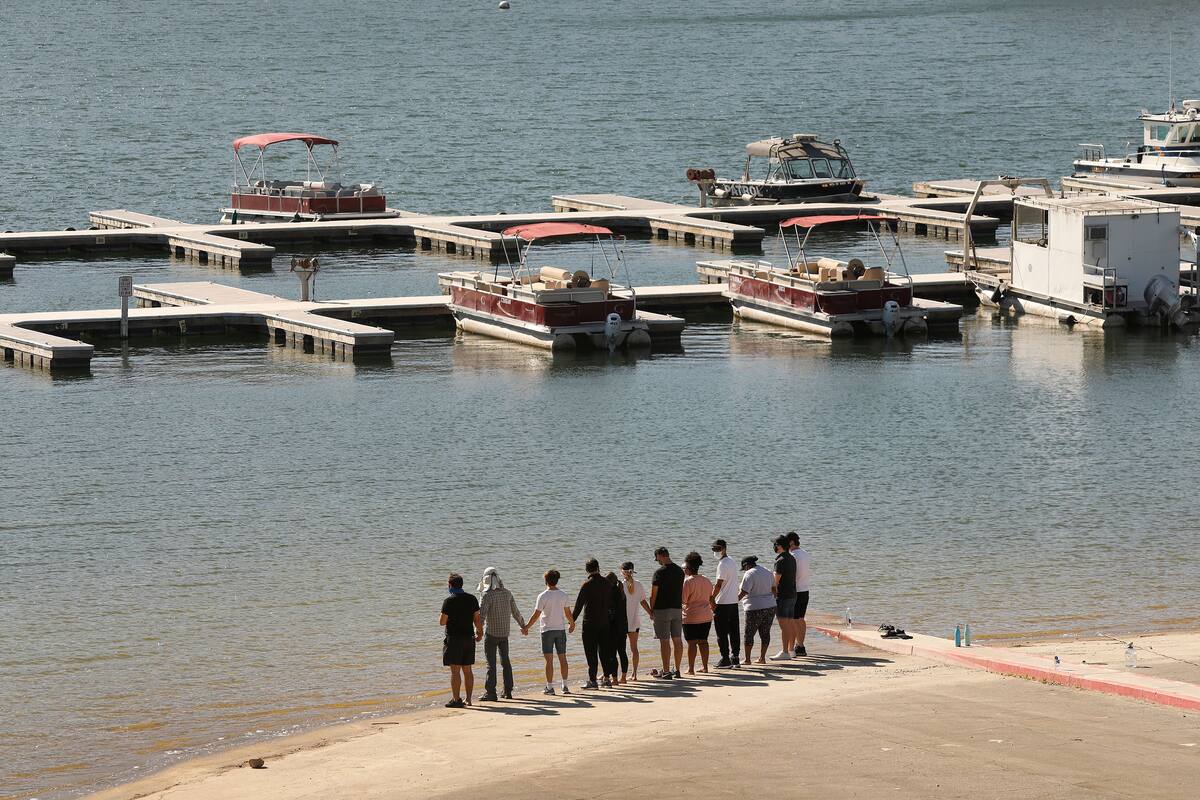 Elenco de “Glee” rinde homenaje a Naya Rivera frente al lago Piru