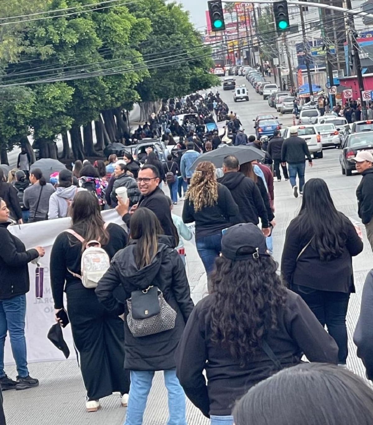 Los maestros contaron con el acompañamiento de padres de familia durante la manifestación.