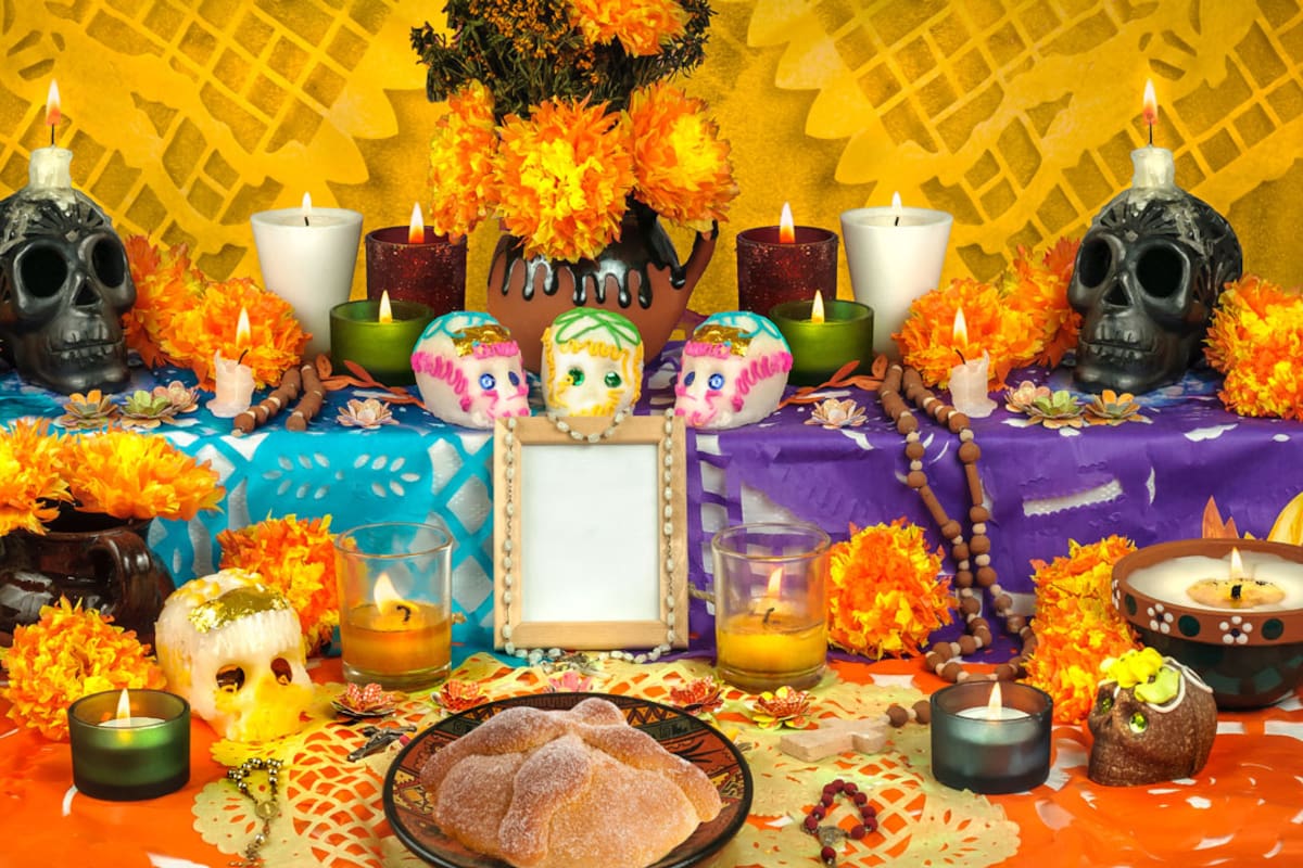 Tamales, mole, pan y bebidas llenan las ofrendas de Día de Muertos en México