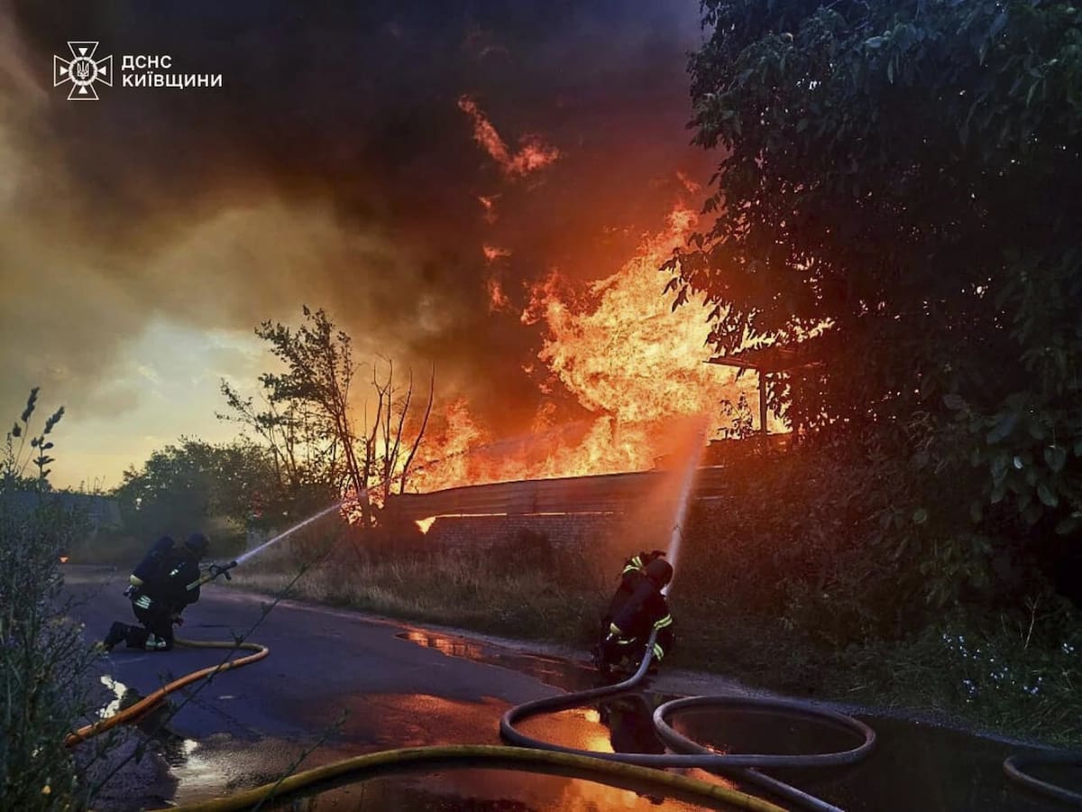 En esta foto proporcionada por el Servicio de Emergencias de Ucrania, los bomberos apagan el incendio tras un ataque ruso en la región de Kiev, Ucrania, el miércoles 9 de julio de 2025. | Crédito: Servicio de Emergencias de Ucrania vía AP