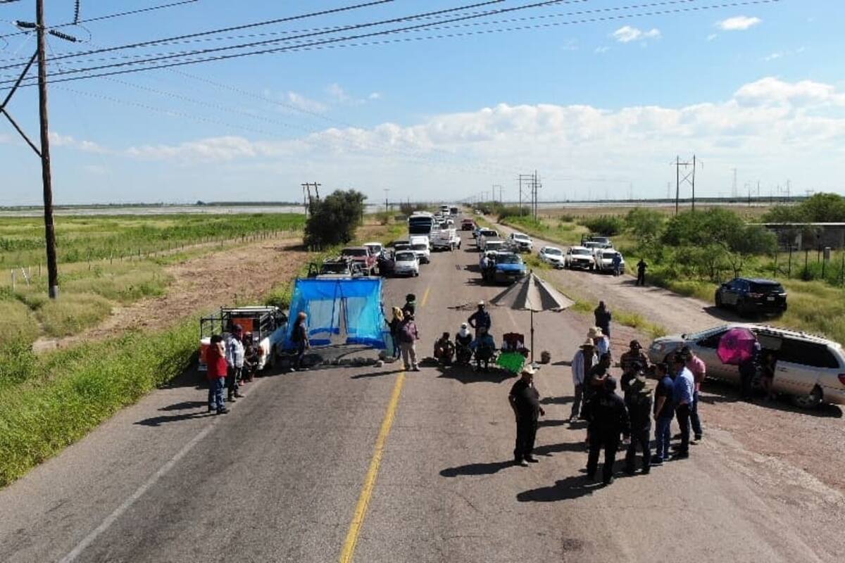 ¡Precaución! Carretera a Bahía de Kino se encuentra bloqueada por pobladores de El Triunfito