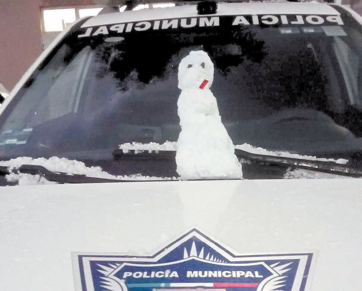 En la Comandancia Nuevo Hermosillo hicieron un pequeño muñeco de
nieve con el granizo que cayó, al Sur de la ciudad. FOTO: CORTESÍA