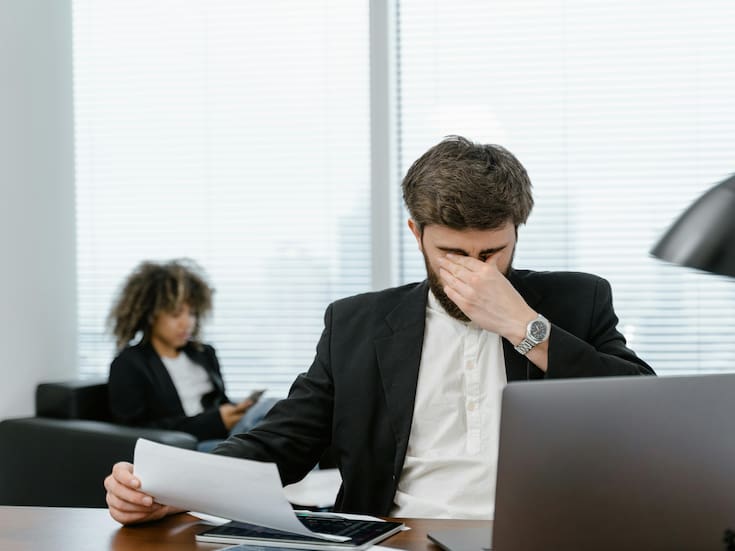 La regla 20-20-20 que especialistas recomiendan para aliviar el cansancio visual asociado al uso constante de dispositivos electrónicos