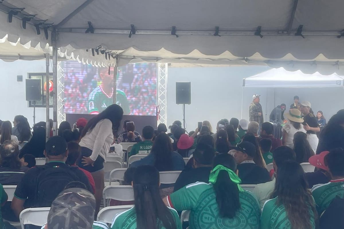 Más de 300 aficionados vibran con el partido México-Sudáfrica en Real de Rosarito
