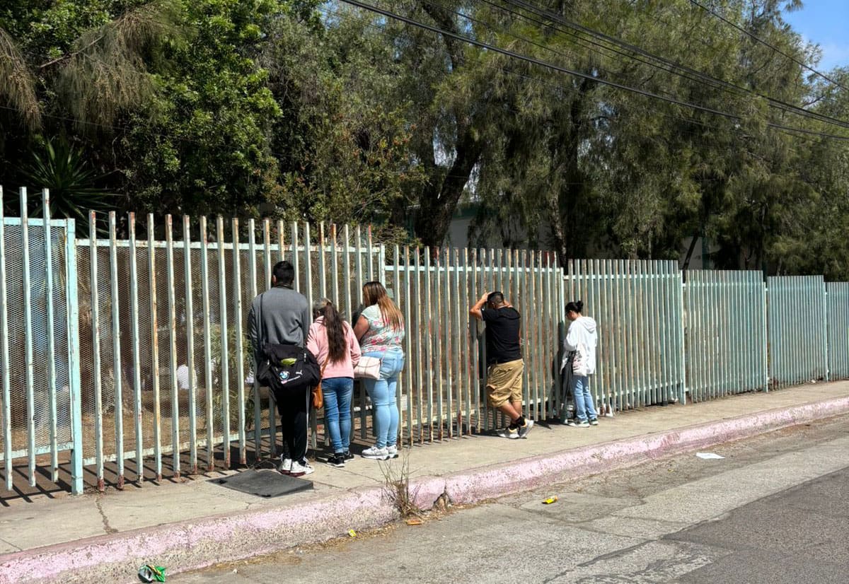 Muchos esperaron afuera o incluso junto a las rejas de la institución.