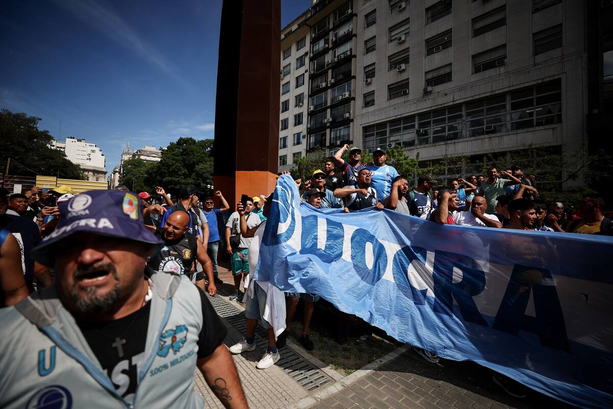 Manifestantes protestan contra la política económica instrumentada por el presidente argentino Javier Milei frente a Tribunales, Buenos Aires, Argentina. Dic 27, 2023. REUTERS/Agustin Marcarian