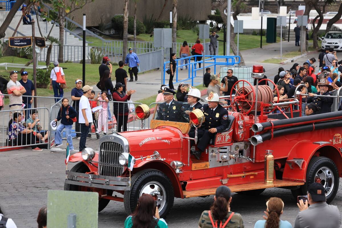 Familias acudieron desde temprano a Paseo del Centenario para presenciar el desfile del 16 de septiembre. Foto: Sergio Ortiz