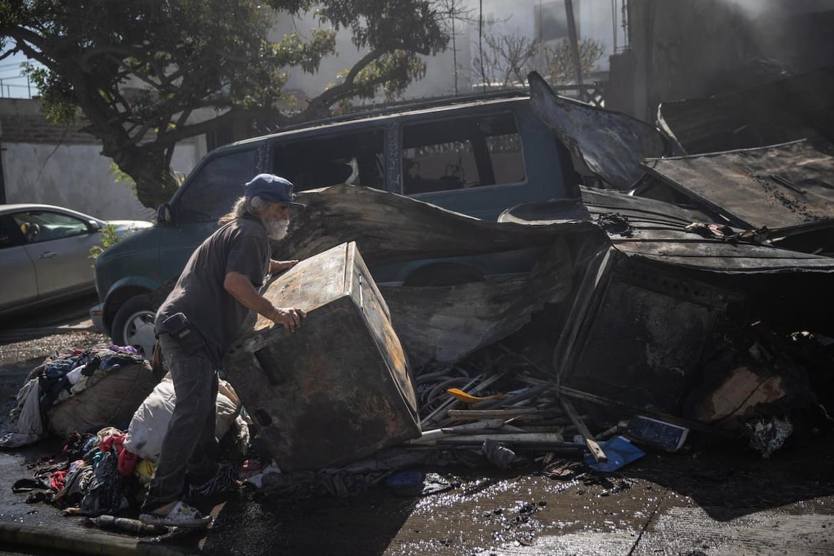 El fuego dejó pérdidas totales en una casa y afectó al menos dos vehículos; no se reportaron personas lesionadas. Foto. Cortesía