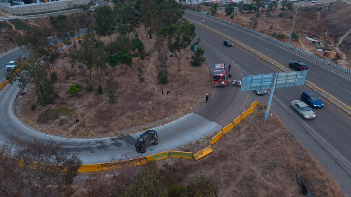 Una camioneta Jeep volcó en la rampa de acceso a Playas de Tijuana desde la carretera Escénica. Sus ocupantes resultaron ilesos y el tránsito fue desviado.
Fotos: Border Zoom.