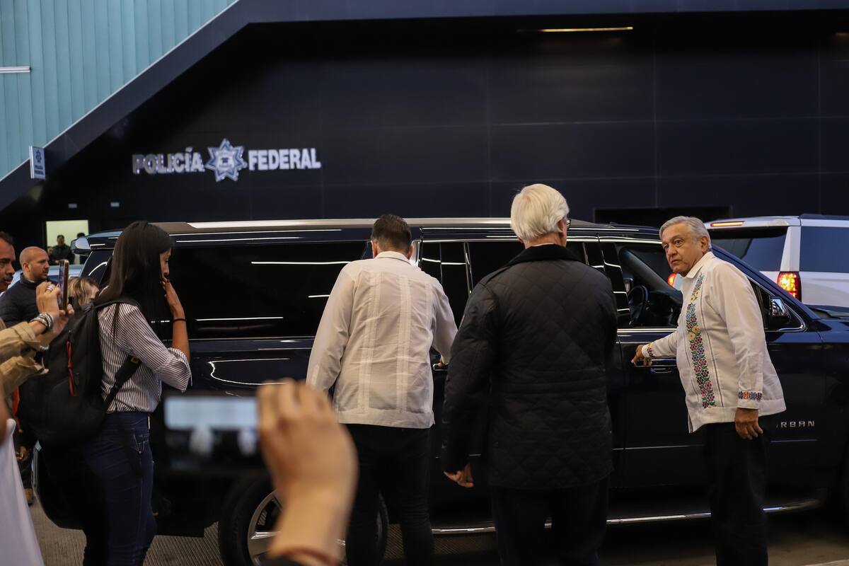 Respeta Obrador ‘sana distancia’ al arribar a Tijuana