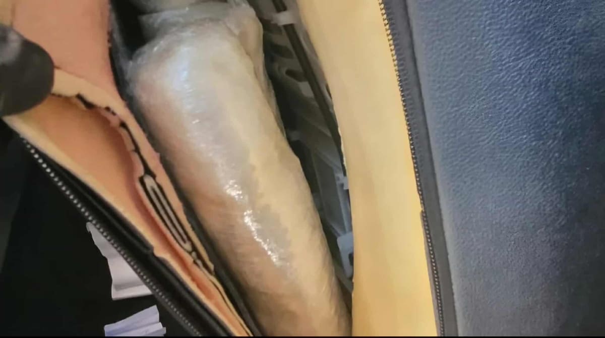 Oficiales de Aduanas y Protección Fronteriza de EU incautaron fentanilo, metanfetamina y pastillas de fentanilo en tres vehículos en las garitas de Nogales el 21 de agosto.