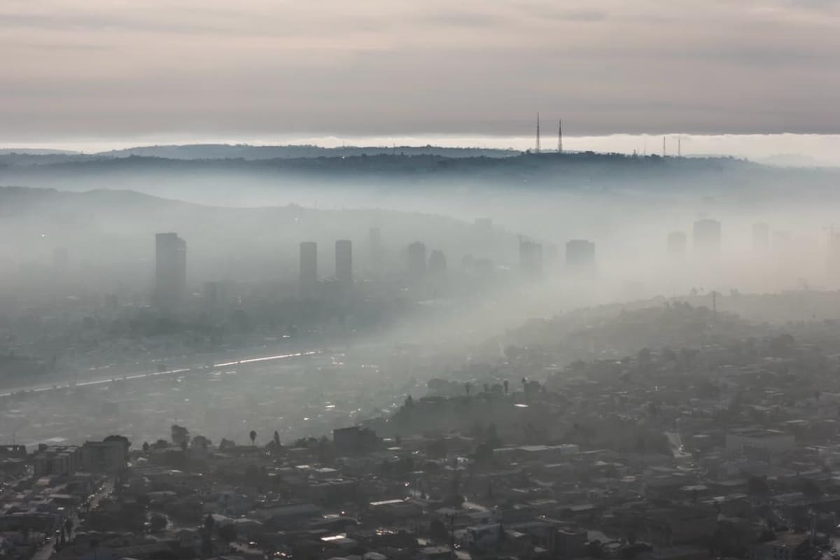 Tijuana bajo bancos de neblina; tráfico y vuelos podrían verse afectados