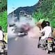 Motociclista se salva por segundos de un derrumbe