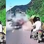 Un motociclista se salvó por segundos cuando avanzaba por una carretera y un derrumbe de piedras cayó sobre la vía, golpeando al automóvil que circulaba detrás