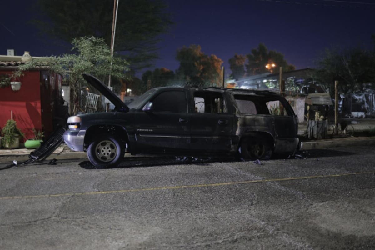 Prenden fuego a camioneta en la colonia Televisora; adulta mayor es hospitalizada por crisis nerviosa