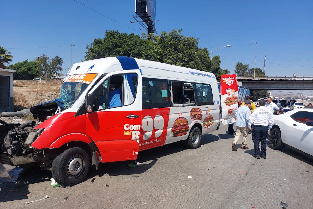 Choque entre camión de ruta y dos autos deja 10 lesionados