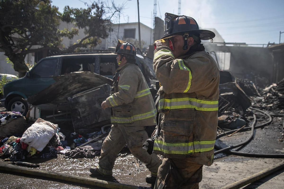 El fuego dejó pérdidas totales en una casa y afectó al menos dos vehículos; no se reportaron personas lesionadas. Foto. Cortesía